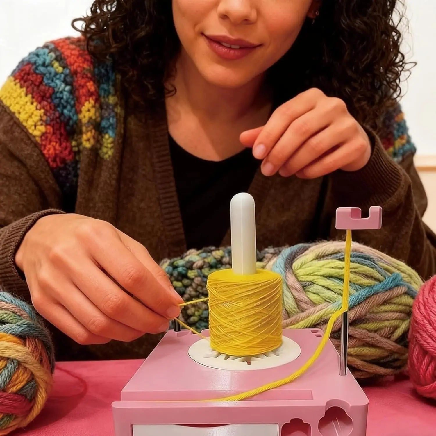 Support de Fil à Crocheter et Support Téléphone – Organisateur de Fil Multifonctionnel